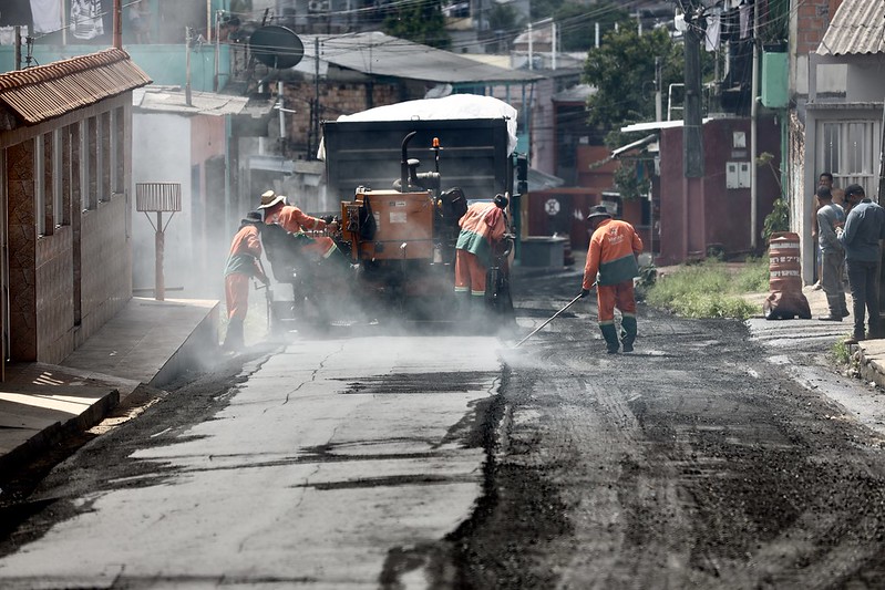 Programa ‘Asfalta Manaus’ da prefeitura recapeia novas ruas no bairro Compensa