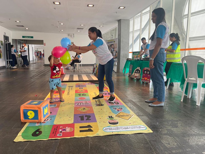 Prefeitura de Manaus emite credenciais e realiza palestras sobre trânsito em evento de cooperativismo