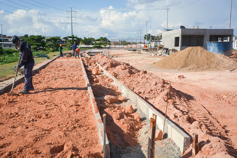 Obras de concretagem e início da galeria pluvial dão contorno ao parque Amazonino Mendes