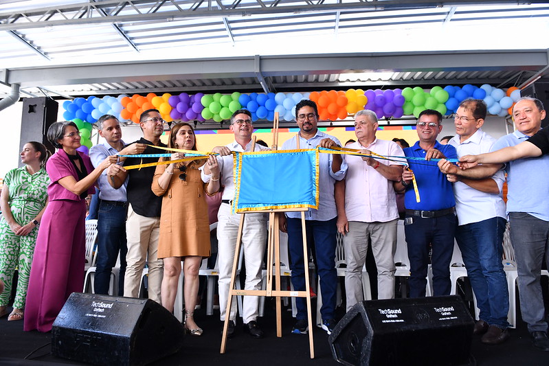 Prefeito entrega novo mercado Carneiro da Mota para população do Morro da Liberdade