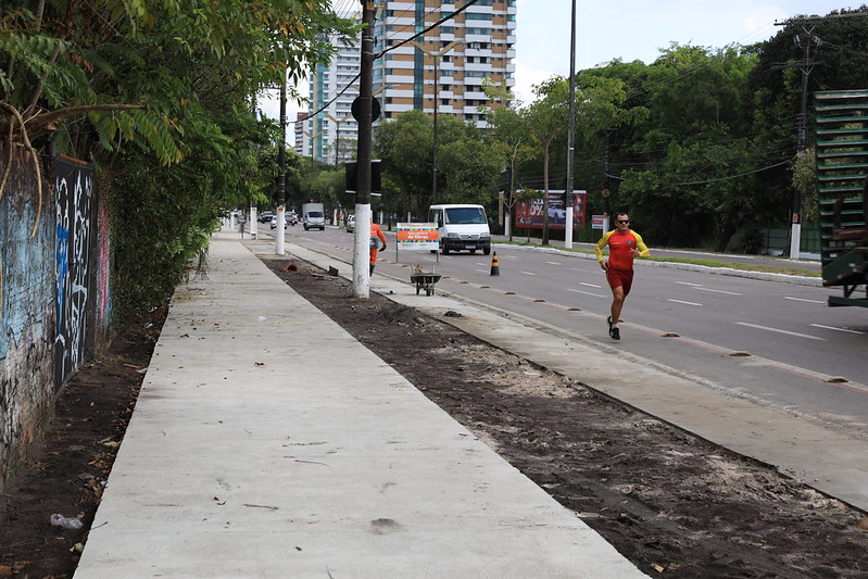 Prefeitura de Manaus intensifica obras de construção da ciclovia na Ponta Negra