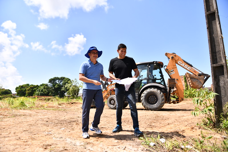 Prefeito visita áreas onde serão construídas casas populares