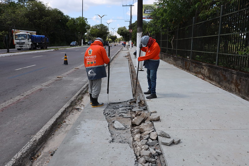 Prefeitura inicia reparo em trecho danificado da ciclovia da Ponta Negra e obra é custeada por casa de shows