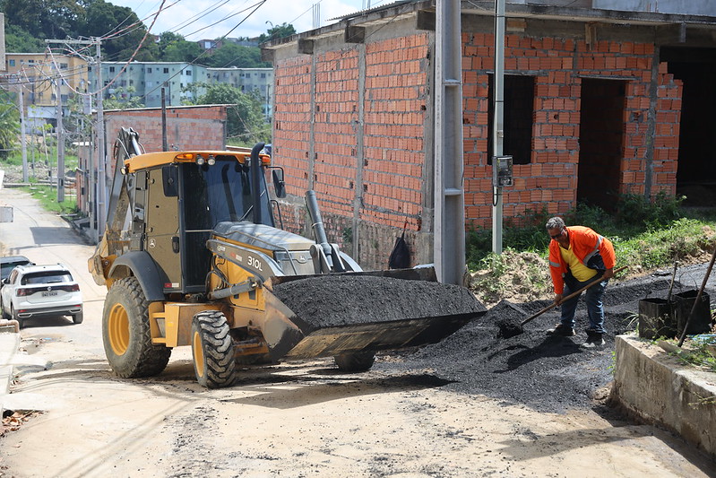 Comunidade Braga Mendes recebe asfalto da Prefeitura de Manaus pela primeira vez