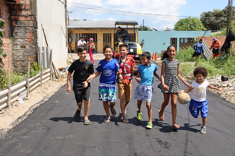 Prefeitura de Manaus entrega trecho pavimentado no Nova Cidade, após uma década em solo natural