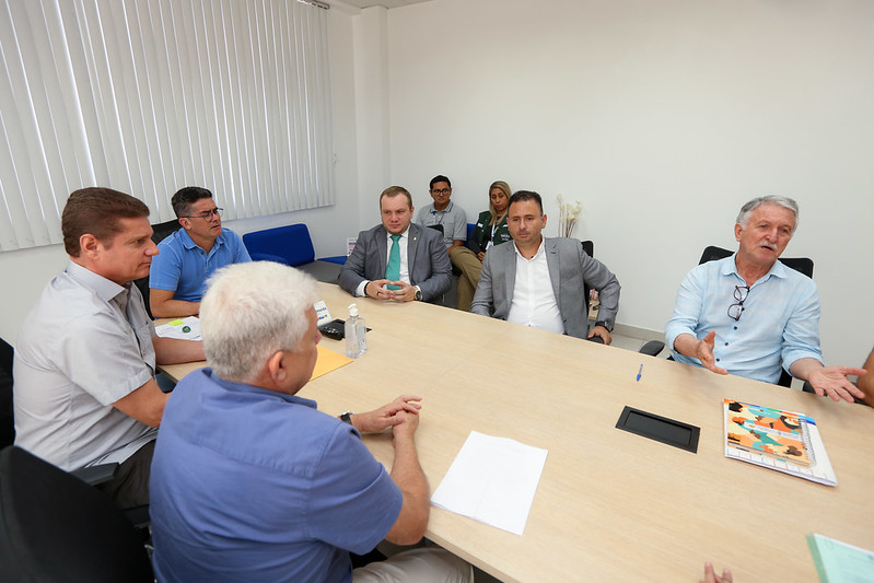 Prefeitura de Manaus dialoga com associação dos flutuantes do Tarumã sobre decisão judicial