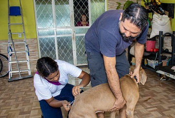 Prefeitura de Manaus intensifica vacinação contra raiva animal em comunidades da zona Leste