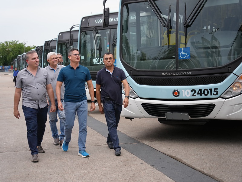 Prefeito de Manaus entrega 14 novos ônibus coletivos e anuncia chegada de 110 até o final deste ano