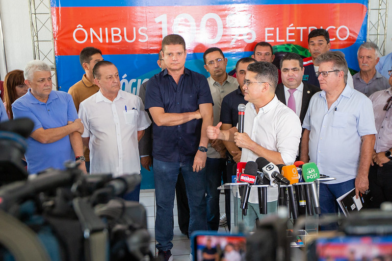 Prefeito entrega primeiro ônibus 100% elétrico da região Norte