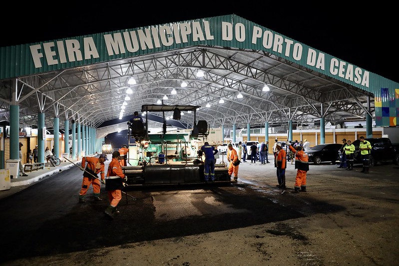 Trecho da rodovia BR-319 no Porto da Ceasa é asfaltado pela prefeitura como parte de revitalização de feira