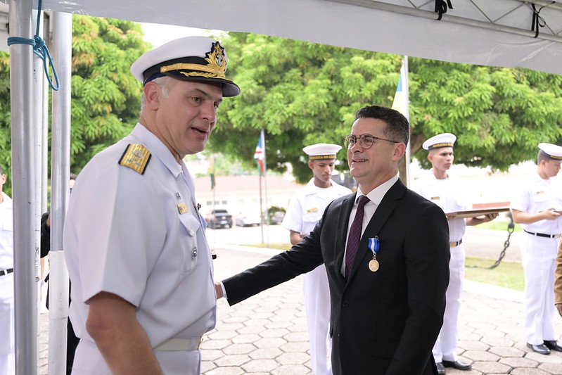 Prefeito recebe medalha ‘Amigo da Marinha’