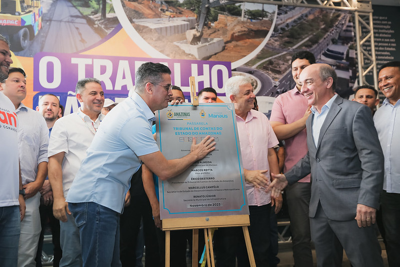 Prefeito David Almeida inaugura nova passarela da avenida Ephigênio Salles