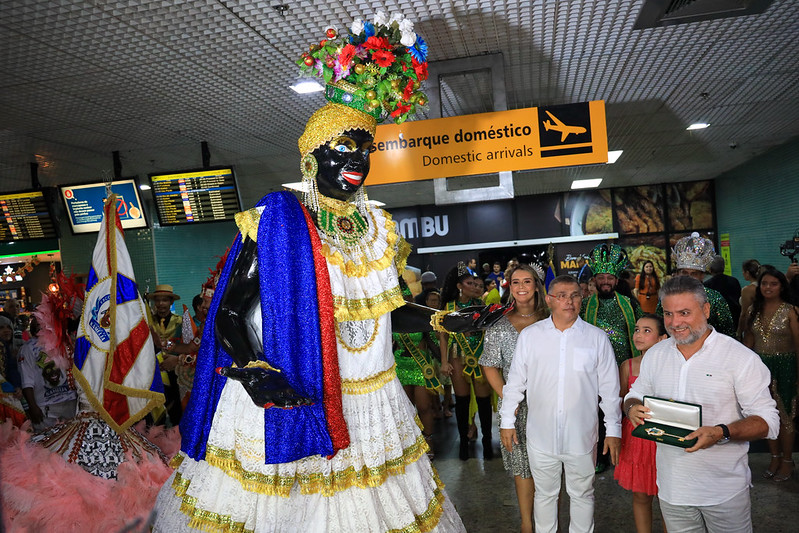 Kamélia recebe a ‘chave da cidade’ e abre oficialmente o Carnaval de Manaus 2024