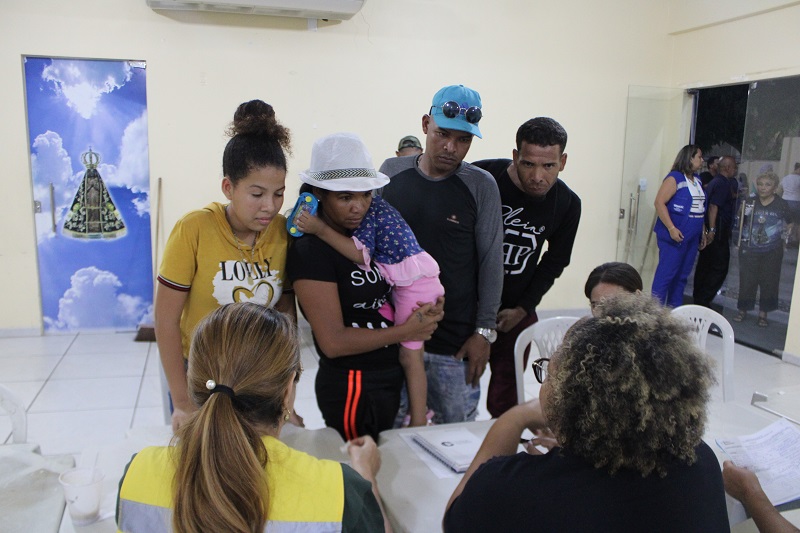 Prefeitura de Manaus atende famílias vítimas de incêndio no bairro do Céu