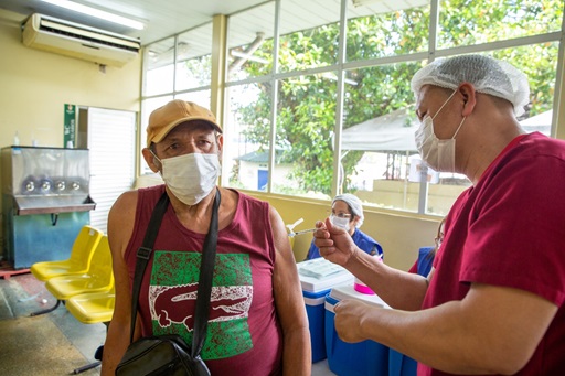 Vacina bivalente é ofertada em 74 unidades de saúde nesta semana