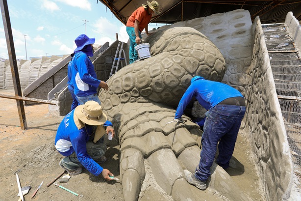 Esculturas gigantes recebem argamassa e concreto armado na etapa cênica do parque Amazonino Mendes