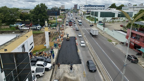 Em tempo recorde, Seminf fecha cratera e libera trecho na avenida Constantino Nery