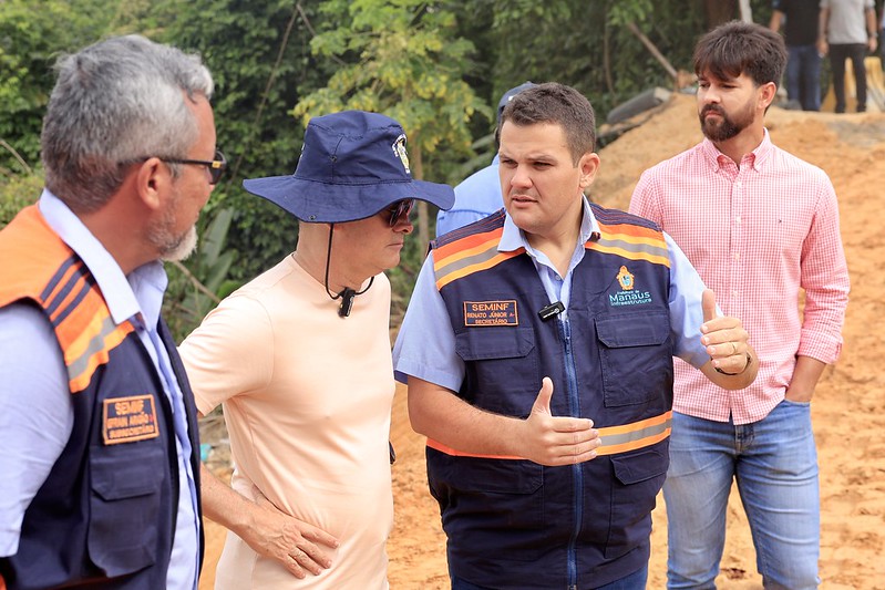 Prefeito vistoria obra de contenção na rua Albânia que chega à final da fase de aterro