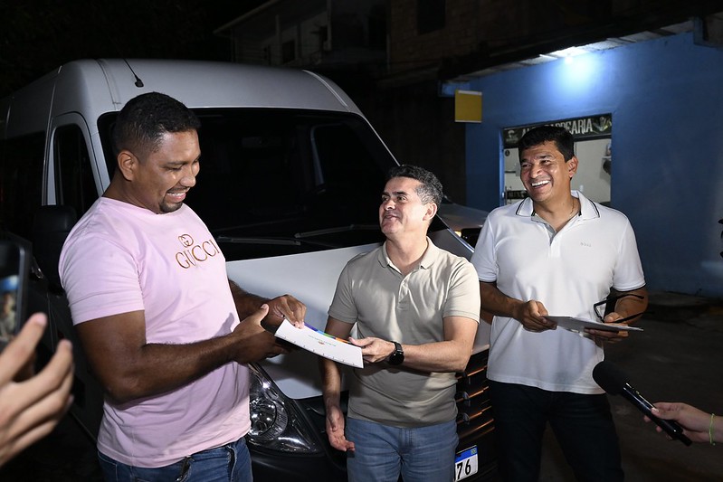 Prefeito entrega títulos de terra e registros de imóveis no bairro Santa Inês