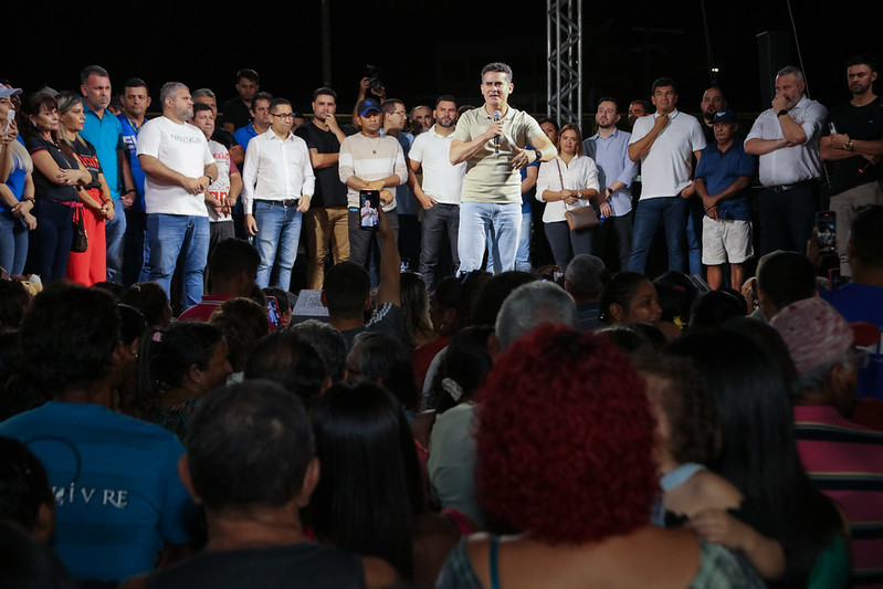 Prefeito assina termo que expande programa ‘Manaus Legal’ e garante registro de imóveis aos moradores do bairro Zumbi dos Palmares