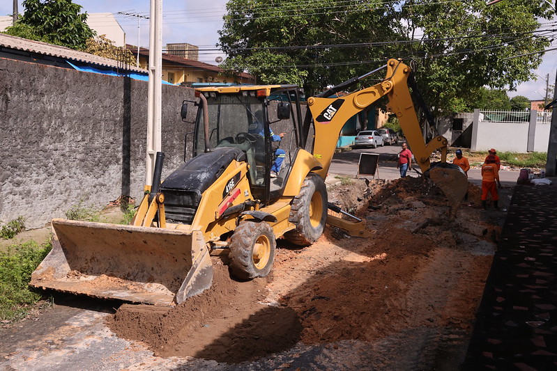 Prefeitura de Manaus realiza obra emergencial de drenagem profunda no bairro Flores